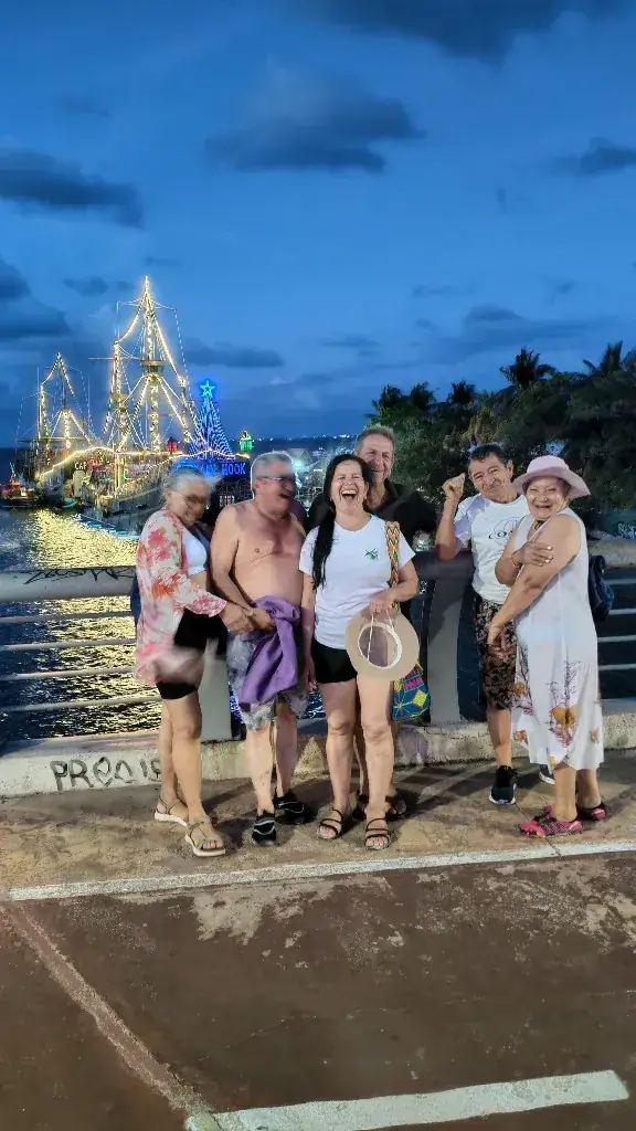 Viajeros de Cacique Kaahele frente al barco Captain Hook en Cancún